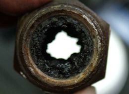 Oil deposits in pipework due to oil carryover